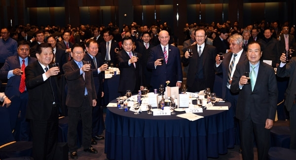 3.1운동 100주년 기념 워싱턴타임즈 맥 데빗 회장 초청 특별 강연회가 12일 라마다프라자 수원호텔 그랜드볼룸에서 열려 이기성 신한국가정연합회장, 황보군 신한국가정연합 제2지구장, 히메즈 자모라 전 볼리비아 대통령, 이찬열 국회의원, 김용서 경기도평화대사협의회장, 맥 데빗 워싱턴타임즈 회장, 신선철 경기일보 회장, 신항철 경기일보 대표이사 사장 등 참석자들이 건배를 하고 있다. 전형민기자