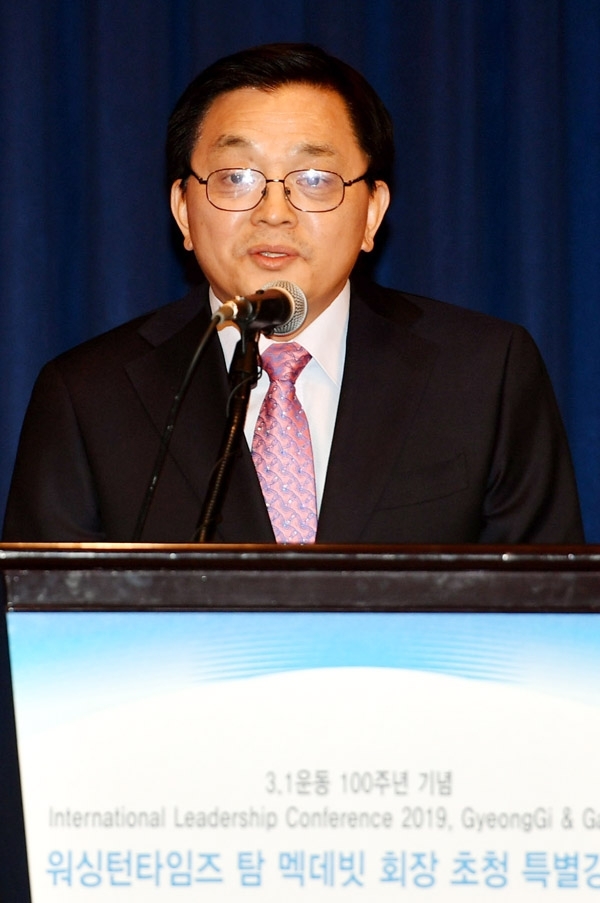 3.1운동 100주년 기념 워싱턴타임즈 맥 데빗 회장 초청 특별 강연회가 12일 라마다프라자 수원호텔 그랜드볼룸에서 열려 황보군 산한국가정연합 제2 지구장이 인사말을 하고 있다. 전형민기자