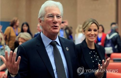 할리우드 배우 리처드 기어와 그의 아내 알렉산드라 실바(오른쪽). 연합뉴스