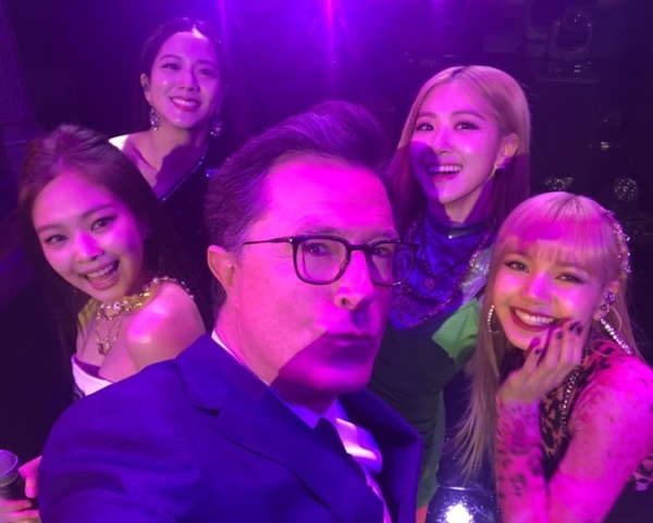 블랙핑크는 미국 CBS '레이트쇼 위드 스티븐 콜베어(The Late Show with Stephen Colbert)' 진행자 스티븐 콜베어와 기념 사진을 촬영하고 있다. YG엔터테인먼트