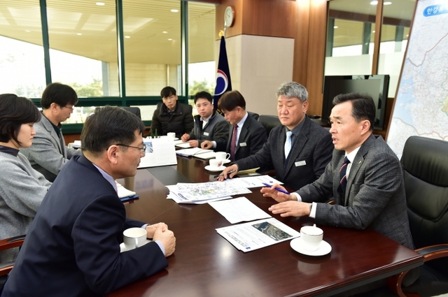 이항진 여주시장이 12일 하남시에 위치한 한강유역환경청을 방문, 나정균 청장과 면담하고 하수관로 정비사업 3개소 등 마을 하수도 정비사업 4개소의 신규 사업 선정을 건의했다. 여주시 제공