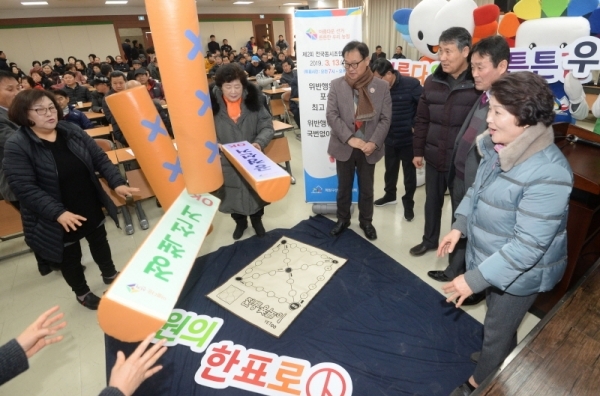 전국동시조합장선거를 한달여 앞둔 12일 오전 인천 계양구 계양농협 본점에서 조합과 함께하는 공정선거 캠페인이 열려 계양농협 조합원들이 공정선거 문구가 쓰여진 윷을 던지며 공정한 선거를 다짐하고 있다. 조주현기자