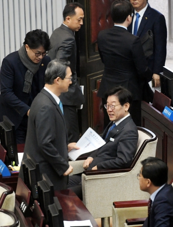 12일 경기도의회 본회의장에서 열린 '제333회 임시회 본회의'에 참석한 이재명 경기도지사가 의원들과 인사를 나누고 있다. 김시범기자