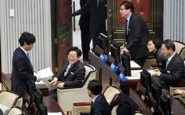 12일 경기도의회 본회의장에서 열린 '제333회 임시회 본회의'에 참석한 이재명 경기도지사가 의원들과 인사를 나누고 있다. 김시범기자