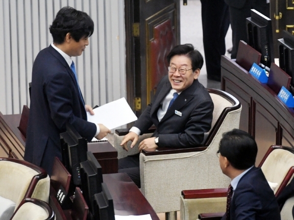 12일 경기도의회 본회의장에서 열린 '제333회 임시회 본회의'에 참석한 이재명 경기도지사가 의원들과 인사를 나누고 있다. 김시범기자