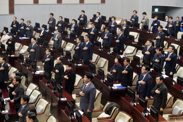 12일 경기도의회 본회의장에서 열린 '제333회 임시회 본회의' 개회식에서 도의원과 집행부 등이 국민의례를 하고 있다. 김시범기자
