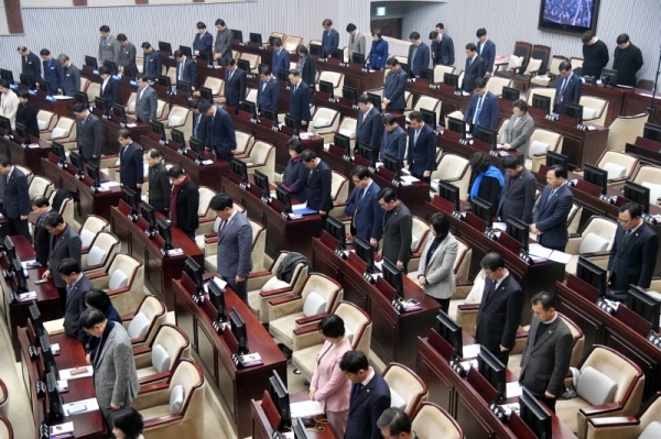 12일 경기도의회 본회의장에서 열린 '제333회 임시회 본회의' 개회식에서 도의원과 집행부 등이 국민의례를 하고 있다. 김시범기자