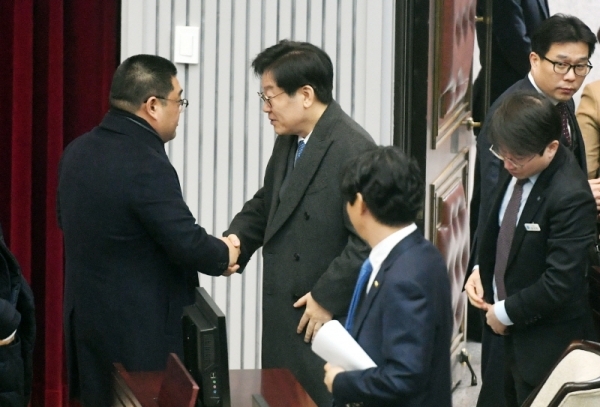12일 경기도의회 본회의장에서 열린 '제333회 임시회 본회의'에 참석한 이재명 경기도지사가 의원들과 인사를 나누고 있다. 김시범기자