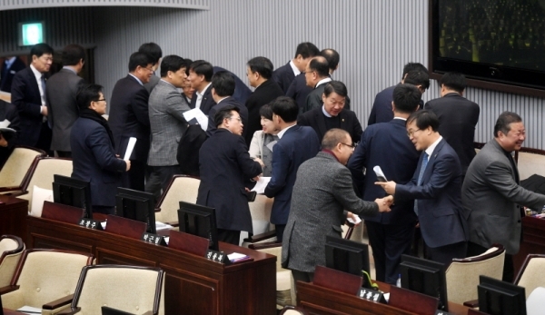 12일 경기도의회 본회의장에서 열린 '제333회 임시회 본회의'에 참석한 도의원들이 서로 인사를 나누고 있다. 김시범기자