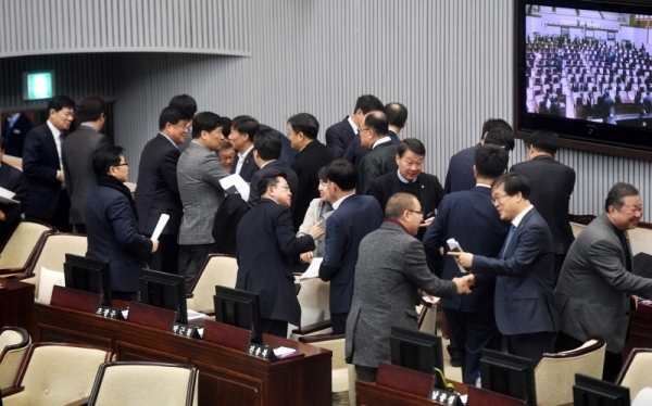 12일 경기도의회 본회의장에서 열린 '제333회 임시회 본회의'에 참석한 도의원들이 서로 인사를 나누고 있다. 김시범기자