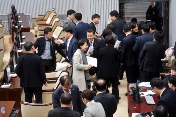 12일 경기도의회 본회의장에서 열린 '제333회 임시회 본회의'에 참석한 도의원들이 서로 인사를 나누고 있다. 김시범기자