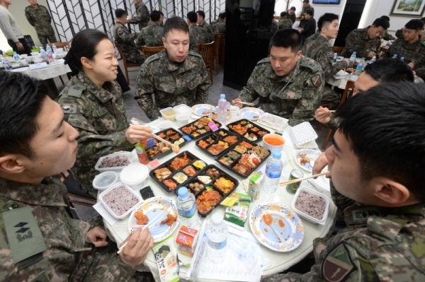 12일 오전 인천 부평구 육군 17사단에서 열린 '예비군 도시락 품평회'에서 17사단 장병들이 예비군 급식업체 선정을 위해 도시락 업체들이 출품한 도시락을 시식하고 있다. 조주현기자