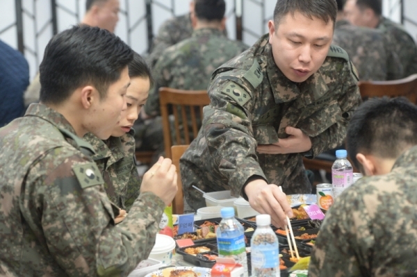 12일 오전 인천 부평구 육군 17사단에서 열린 '예비군 도시락 품평회'에서 17사단 장병들이 예비군 급식업체 선정을 위해 도시락 업체들이 출품한 도시락을 시식하고 있다. 조주현기자