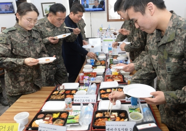 12일 오전 인천 부평구 육군 17사단에서 열린 '예비군 도시락 품평회'에서 17사단 장병들이 예비군 급식업체 선정을 위해 도시락 업체들이 출품한 도시락을 시식하고 있다. 조주현기자