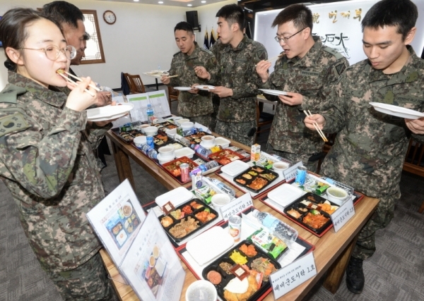 12일 오전 인천 부평구 육군 17사단에서 열린 '예비군 도시락 품평회'에서 17사단 장병들이 예비군 급식업체 선정을 위해 도시락 업체들이 출품한 도시락을 시식하고 있다. 조주현기자