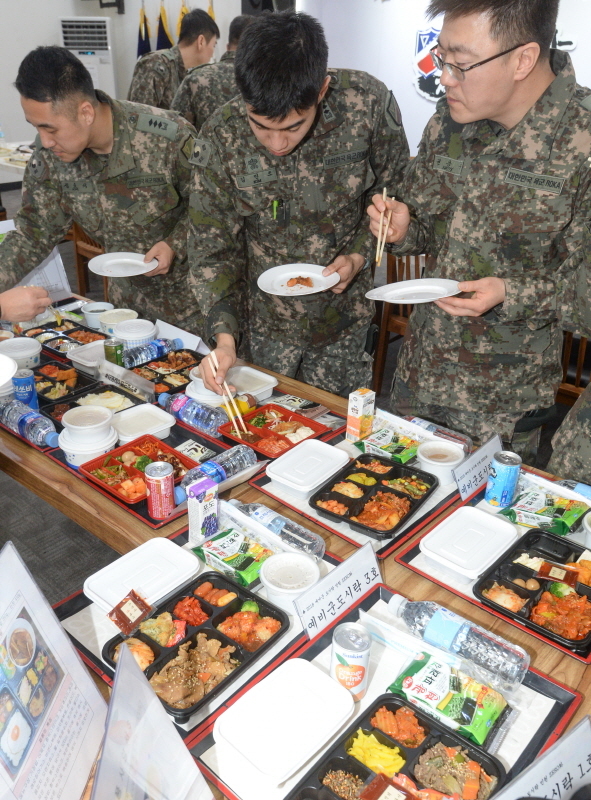 12일 오전 인천 부평구 육군 17사단에서 열린 '예비군 도시락 품평회'에서 17사단 장병들이 예비군 급식업체 선정을 위해 도시락 업체들이 출품한 도시락을 시식하고 있다. 조주현기자