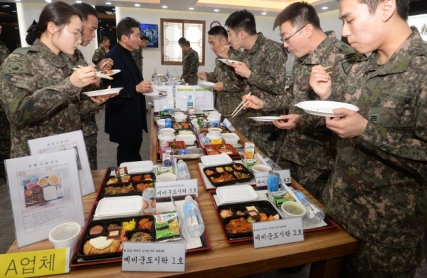 12일 오전 인천 부평구 육군 17사단에서 열린 '예비군 도시락 품평회'에서 17사단 장병들이 예비군 급식업체 선정을 위해 도시락 업체들이 출품한 도시락을 시식하고 있다. 조주현기자