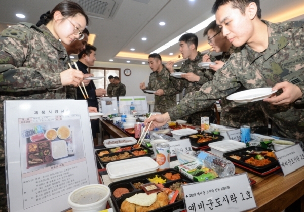 12일 오전 인천 부평구 육군 17사단에서 열린 '예비군 도시락 품평회'에서 17사단 장병들이 예비군 급식업체 선정을 위해 도시락 업체들이 출품한 도시락을 시식하고 있다. 조주현기자