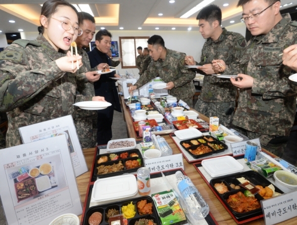 12일 오전 인천 부평구 육군 17사단에서 열린 '예비군 도시락 품평회'에서 17사단 장병들이 예비군 급식업체 선정을 위해 도시락 업체들이 출품한 도시락을 시식하고 있다. 조주현기자