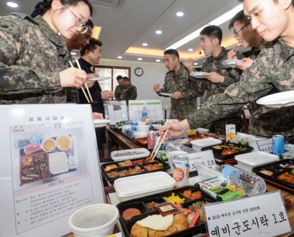 12일 오전 인천 부평구 육군 17사단에서 열린 '예비군 도시락 품평회'에서 17사단 장병들이 예비군 급식업체 선정을 위해 도시락 업체들이 출품한 도시락을 시식하고 있다. 조주현기자