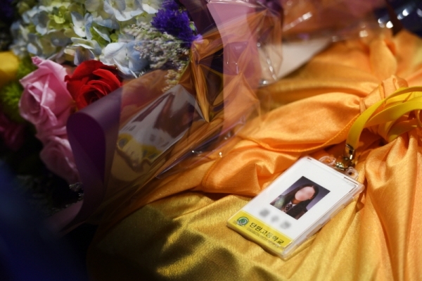 안산시 단원고에서  세월호 희생자 명예졸업식이 열린 12일, 희생학생의 이름이 붙은 의자에 졸업장과 졸업앨범이 담긴 채 놓여있다. 윤원규 수습기자