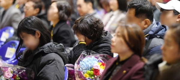 안산시 단원고에서  세월호 희생자 명예졸업식이 열린 12일에 유가족들이 희생자들을 생각하며 슬퍼하고 있다. 윤원규 수습기자
