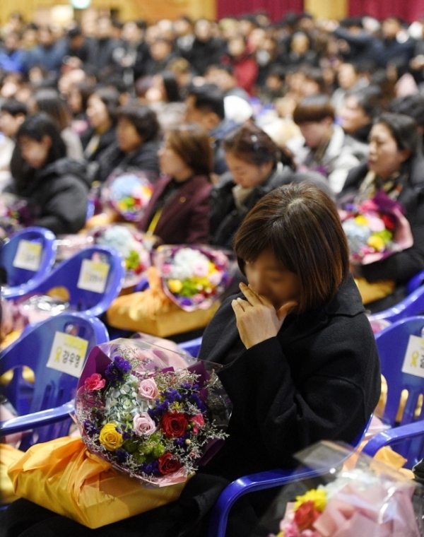안산시 단원고에서  세월호 희생자 명예졸업식이 열린 12일에 유가족들이 희생자들을 생각하며 슬퍼하고 있다. 이날 세월호 희생학생 250명이 명예졸업하였다. 윤원규 수습기자