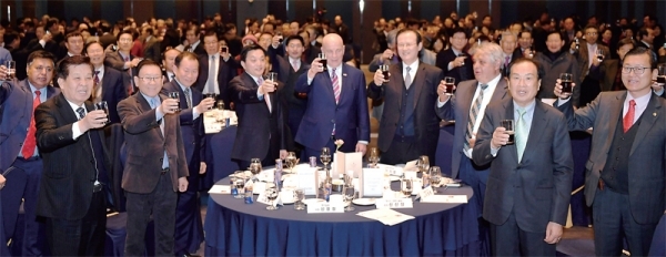 3•1운동 100주년 기념 ‘워싱턴타임스 탐 맥데빗 회장 초청 특별 강연회’가 12일 라마다프라자 수원호텔에서 열렸다. 행사에 참석한 이기성 신한국가정연합회장, 황보군 신한국가정연합 제2지구장, 히메즈 자모라 전 볼리비아 대통령, 이찬열 국회의원, 김용서 경기도평화대사협의회장, 탐 맥데빗 회장, 경기일보 신선철 회장과 신항철 대표이사 사장 등이 건배를 하고 있다. 전형민기자