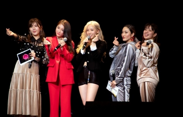 유니티 수지, AKB48의 미야자키 미호, 'I'm Ready'의 안무를 담당한 MIKUNANA와 함께 한 가수 소리. 몰레엔터테인먼트