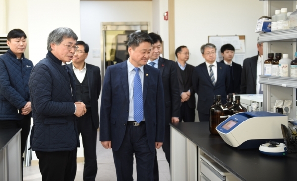 김학도 중소벤처기업부 차관이 13일 인천 남동구 소재 바이오산업 중소기업인 ㈜바이오액츠를 방문해 바이오실험실 등을 둘러보고 있다. 인천지방중소벤처기업체 제공