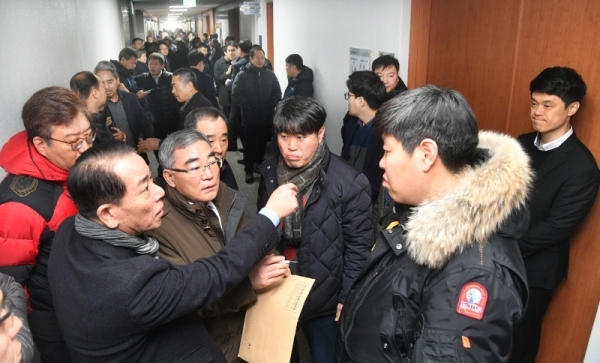 경기지역 택시업계 관계자들이 13일 경기도 택시요금 조정계획안 의견 청취안이 진행된 도의회 건설교통위원회를 찾아 회의 참관 등을 요구하고 있다. 김시범기자
