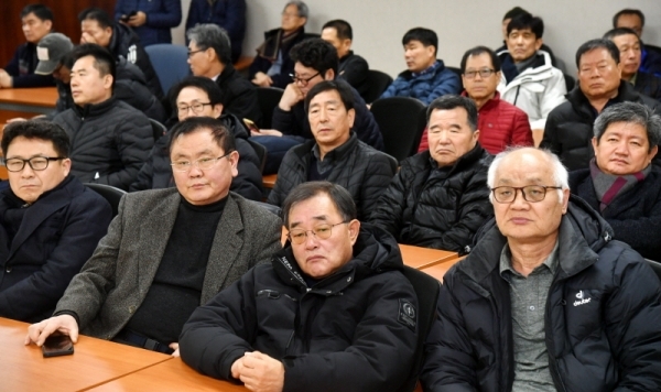 경기지역 택시업계 관계자들이 13일 경기도 택시요금 조정계획안 의견 청취가 진행된 도의회 건설교통위원회를 단체방문해 회의 진행상황을 지켜보고 있다. 김시범기자