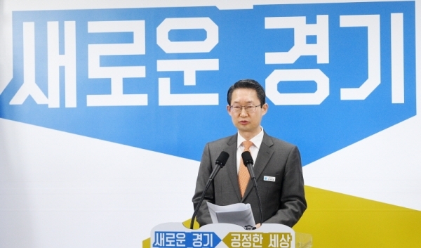 김희겸 경기도 행정1부지사가 13일 경기도청 브리핑룸에서 2019년 경기도 경제 활성화 정책을 발표하고 있다. 이날 김희겸 부지사는 공정경쟁의 기틀 위에 지속 가능한 혁신성장이란 목표를 세우고 중점 추진 과제들을 설명했다. 윤원규 수습기자