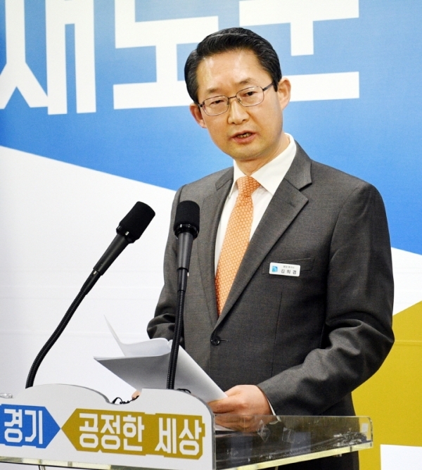 김희겸 경기도 행정1부지사가 13일 경기도청 브리핑룸에서 2019년 경기도 경제 활성화 정책을 발표하고 있다. 이날 김희겸 부지사는 공정경쟁의 기틀 위에 지속 가능한 혁신성장이란 목표를 세우고 중점 추진 과제들을 설명했다. 윤원규 수습기자