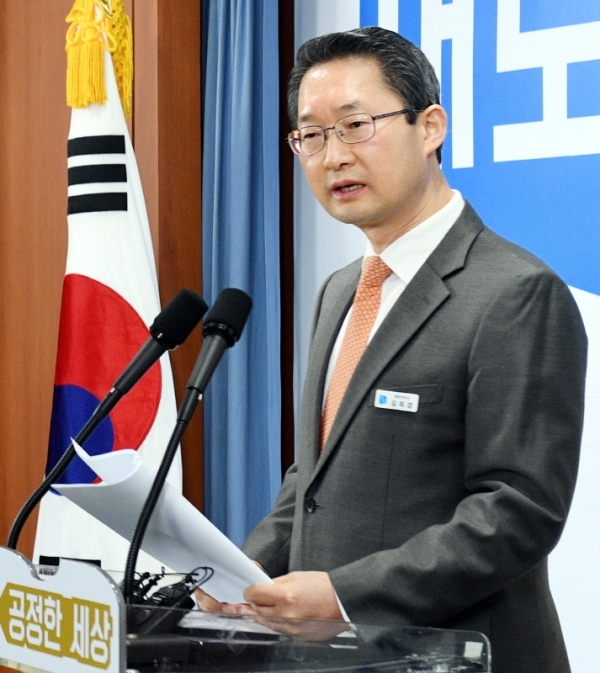 김희겸 경기도 행정1부지사가 13일 경기도청 브리핑룸에서 2019년 경기도 경제 활성화 정책을 발표하고 있다. 이날 김희겸 부지사는 공정경쟁의 기틀 위에 지속 가능한 혁신성장이란 목표를 세우고 중점 추진 과제들을 설명했다. 윤원규 수습기자