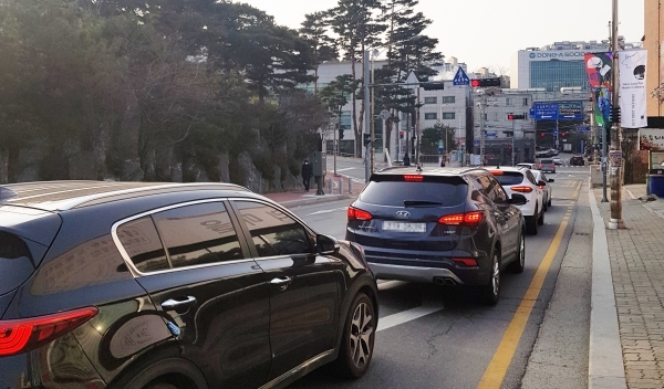 용인시 기흥구 상갈동 경기도어린이박물관 앞 상갈로에 차량들이 정지 신호에 멈춰서 있다. 김승수기자