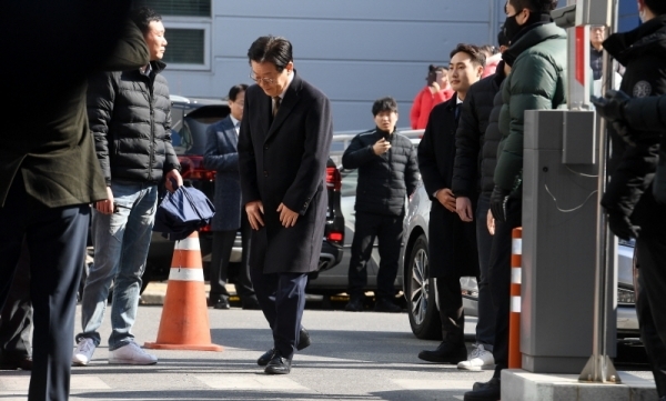 공직선거법상 허위사실 공표와 직권남용 권리행사방해 혐의 등으로 기소된 이재명 경기지사가 14일 오후 경기도 성남시 수정구 수원지방법원 성남지원에서 열린 5차 공판에 출석하고 있다. 윤원규 수습기자