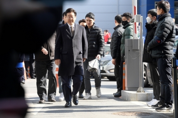 공직선거법상 허위사실 공표와 직권남용 권리행사방해 혐의 등으로 기소된 이재명 경기지사가 14일 오후 경기도 성남시 수정구 수원지방법원 성남지원에서 열린 5차 공판에 출석하고 있다. 윤원규 수습기자