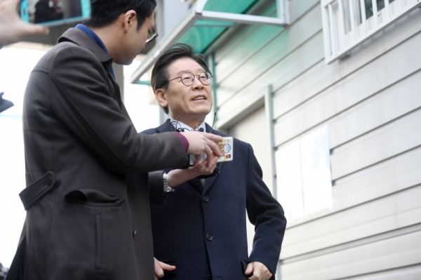 공직선거법상 허위사실 공표와 직권남용 권리행사방해 혐의 등으로 기소된 이재명 경기지사가 14일 오후 경기도 성남시 수정구 수원지방법원 성남지원에서 열린 5차 공판에 출석하고 있다. 윤원규 수습기자