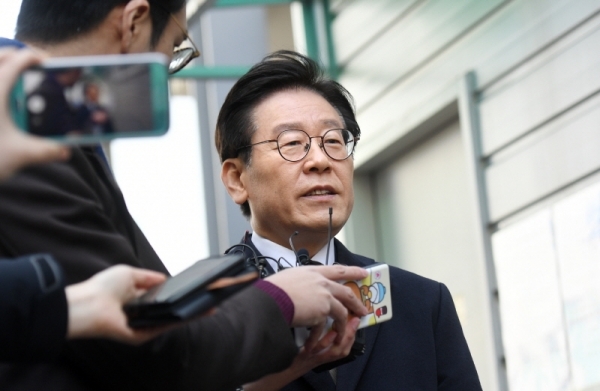 공직선거법상 허위사실 공표와 직권남용 권리행사방해 혐의 등으로 기소된 이재명 경기지사가 14일 오후 경기도 성남시 수정구 수원지방법원 성남지원에서 열린 5차 공판에 출석하고 있다. 윤원규 수습기자