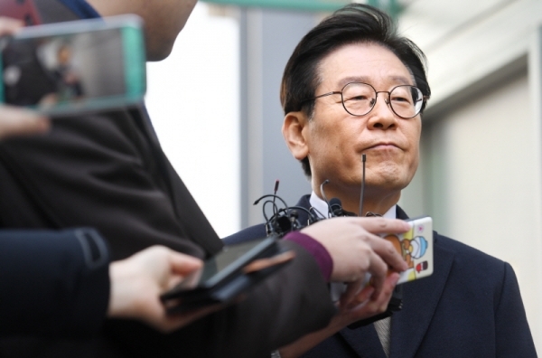 공직선거법상 허위사실 공표와 직권남용 권리행사방해 혐의 등으로 기소된 이재명 경기지사가 14일 오후 경기도 성남시 수정구 수원지방법원 성남지원에서 열린 5차 공판에 출석하고 있다. 윤원규 수습기자