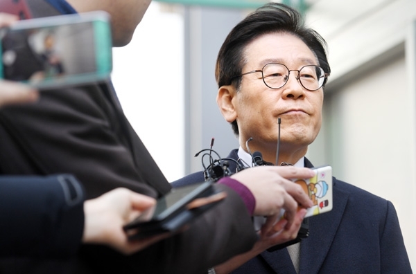 공직선거법상 허위사실 공표와 직권남용 권리행사방해 혐의 등으로 기소된 이재명 경기지사가 14일 오후 경기도 성남시 수정구 수원지방법원 성남지원에서 열린 5차 공판에 출석하고 있다. 윤원규 수습기자