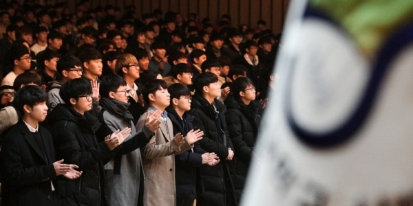 성균관대학교 자연과학 캠퍼스 대강당에서 14일에 공과계열 학사안내 오리엔테이션이 열렸다. 이날 신입생들은 법정 의무교육과 학교응원단의 축하 공연을 관람하였다. 윤원규 수습기자