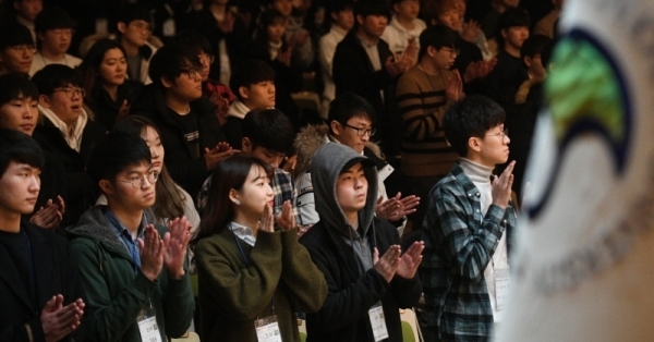 성균관대학교 자연과학 캠퍼스 대강당에서 14일에 공과계열 학사안내 오리엔테이션이 열렸다. 이날 신입생들은 법정 의무교육과 학교응원단의 축하 공연을 관람하였다. 윤원규 수습기자