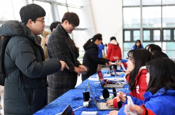 성균관대학교 자연과학 캠퍼스 대강당에서 14일에 공과계열 학사안내 오리엔테이션이 열렸다. 재학생들이 신입생들을 환영하고 있다. 윤원규 수습기자