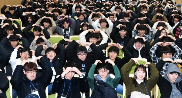 14일 성균관대학교 자연과학 캠퍼스 대강당에서 공과계열 학사안내 오리엔테이션이 열렸다. 신입생들이 하트를 그리며 환하게 웃고 있다. 윤원규 수습기자