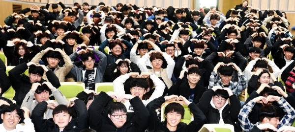 성균관대학교 자연과학 캠퍼스 대강당에서 14일에 공과계열 학사안내 오리엔테이션이 열렸다. 신입생들이 하트를 그리며 환하게 웃고 있다. 윤원규 수습기자