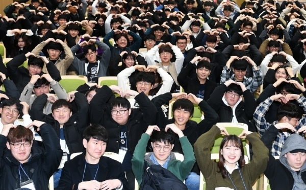 성균관대학교 자연과학 캠퍼스 대강당에서 14일에 공과계열 학사안내 오리엔테이션이 열렸다. 신입생들이 하트를 그리며 환하게 웃고 있다. 윤원규 수습기자