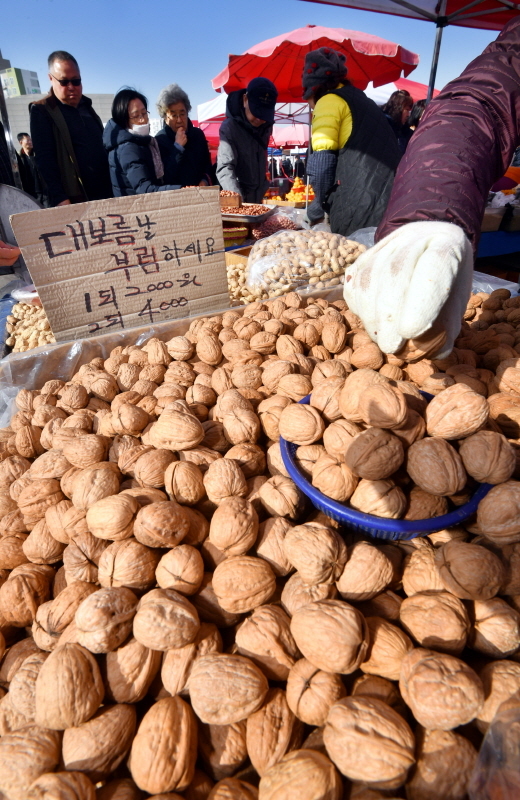 정월대보름을 닷새 앞둔 14일 성남 모란5일장에서 시민들이 호두, 밤, 땅콩 등 부럼을 고르고 있다. 부럼이란 한 해 동안의 각종 부스럼을 예방하고 치아를 튼튼하게 하기위해 정월대보름날 이른 아침에 견과류를 어금니로 깨무는 풍속으로  '부럼깨기'라고도 한다. 김시범기자