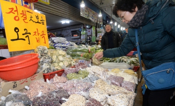 정월 대보름을 4일 앞둔 14일 오후 인천 미추홀구 신기시장에서 시민이 정월대보름용 오곡잡곡을 살펴보고 있다. 정월 대보름에는 그 해의 곡식 농사가 잘 되기를 바라는 뜻으로 오곡밥을 먹는 풍습이 있다.조주현기자
